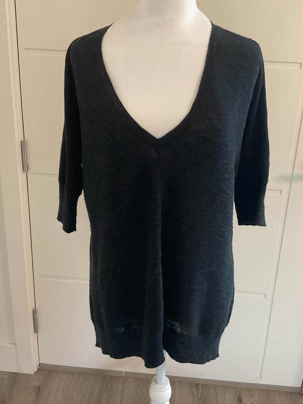 *Eileen Fisher* BLACK Lightweight Organic Linen / Cotton Tunic .